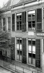 <p>Foto van omstreeks 1900 van Thorbeckegracht 11, het geboortehuis van Johan Rudolf Thorbecke. Links hiervan is een klein stukje van de voorgevel van nummer 12 te zien, met rechts op de begane grond nog de 19e-eeuwse schuifvensters (HCO Zwolle). </p>
